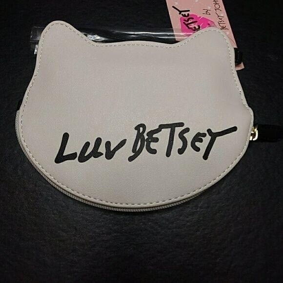 ***Final Sale*** Betsey Johnson cream kitty with hearts wristlet - Picture 2 of 4